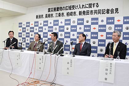  31日行われた震災廃棄物の受け入れに関する新潟市、長岡市、三条市、柏崎市、新発田市の5市共同記者会見、左から国定三条市長、会田柏崎市長、篠田新潟市長、森長岡市長、二階堂新発田市長
