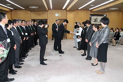 30日行われた燕市の職員退任式
