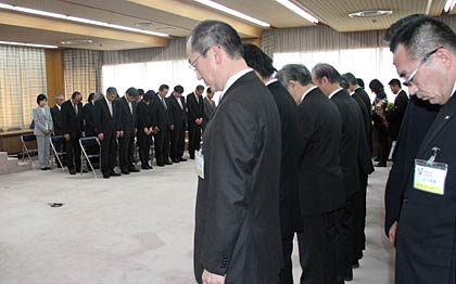 菊地副市長に黙とうささげる