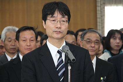 あいさつで退職者をねぎらう鈴木市長