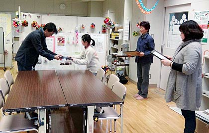 東日本大震災で三条市内に避難している人同士や市民との交流拠点施設「ひばり」でボランティアに感謝状を贈呈