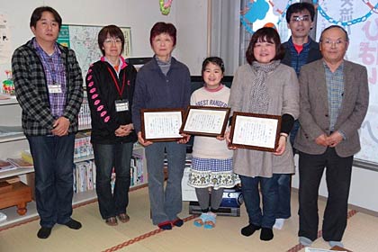 「ひばり」の運営スタッフと感謝状を受けたボランティアとで記念撮影