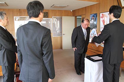 2日行われた燕市の辞令交付式