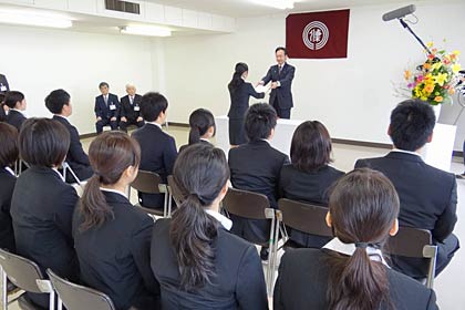2日、三条市で行われた新採用職員辞令交付式