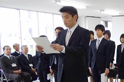 新採用者を代表して服務の宣誓を読み上げる山田聡さん