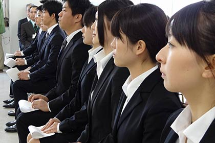 背筋を伸ばして国定市長の話を聞く新採用職員