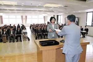 2日午後3時から行われたで平成24年度燕市教職員辞令交付式
