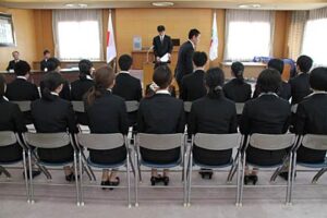 2日行われた燕市の新規採用職員入庁式
