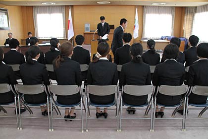 2日行われた燕市の新規採用職員入庁式