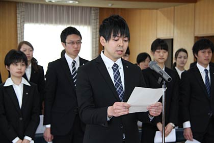 新規採用職員を代表して宣誓書を読み上げる村上さん