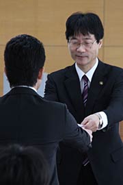 辞令交付で笑顔がこぼれる鈴木市長