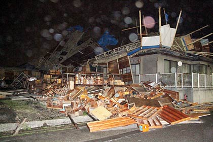 燕市吉田鴻巣地内の倒壊した工場、右が住宅で工場の屋根と思われる部分が住宅の屋根にのしかかっている