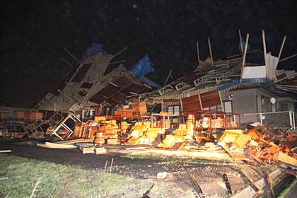 手前の黒く見える地面の部分に工場が建っていたと思われ、すっぽりと吹き飛んだような形