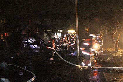 小屋1棟が燃えた燕市下粟生津の火災現場