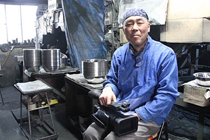 YouTubeへのビデオ動画のアップロードを始めた「磨き屋栄治」こと川崎栄治さん、工場でカメラを手に