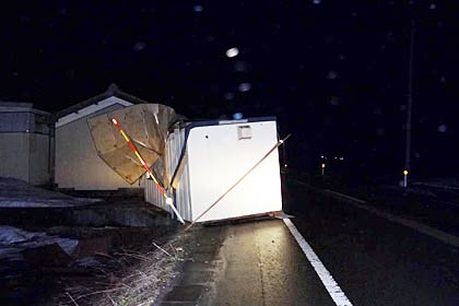 笹岡付近の国道289号線脇で風で道路を横断したと思われるプレハブ小屋