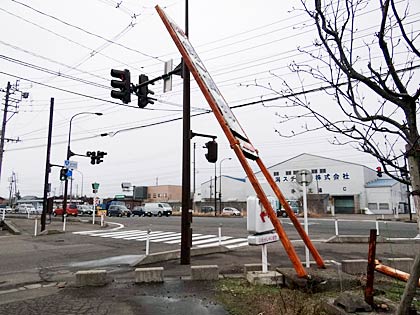  三条市猪子場新田の国道8号線脇で運送業の高さ約20メートルの看板が倒れ、下にある飲食店の看板と、信号と街路灯の柱に寄りかかる