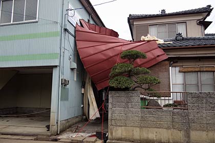 燕市吉田日之出町地内で風が飛んだトタン
