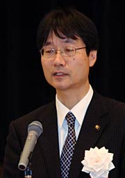  あいさつする鈴木燕市長