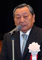 あいさつする山崎燕商工会議所会頭