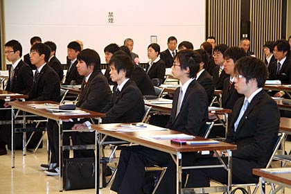 大半がスーツを着て出席した新卒者