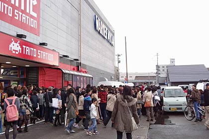 3日にワーナー・マイカル・シネマズ県央で行われた『僕等がいた』の舞台あいさつ後、劇場そばで生田さんを出待ちするファン