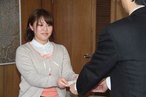 燕市成人式で東日本大震災義援金を募集した成人式実行委員会、寄せられた善意を実行委員長だった山口さんから鈴木市長に手渡す