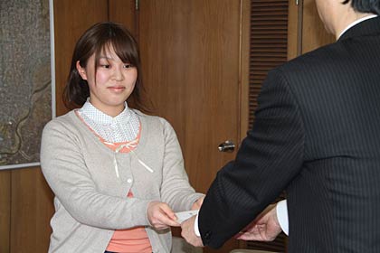 燕市成人式で東日本大震災義援金を募集した成人式実行委員会、寄せられた善意を実行委員長だった山口さんから鈴木市長に手渡す