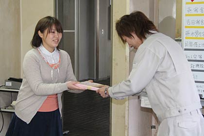 応援メッセージを市内に避難している人たちに届けてもらうため被災者サポートセンターに託す