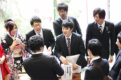 燕市成人式の受け付けで行われた東日本大震災の募金のようす