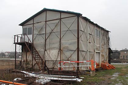 ぼんぼりなどおいらん道中に必要な資材を格納してある管理倉庫の屋根の一部が暴風でめくれあがった