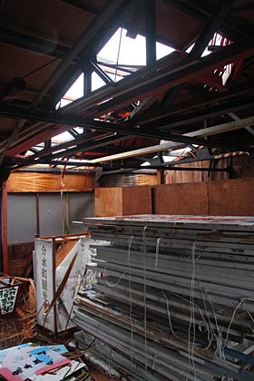 2階からは屋根に開いた穴を通して空が見える…