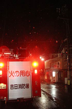 燕市吉田堤町の電線の確認に出場した燕・弥彦消防本部の消防車