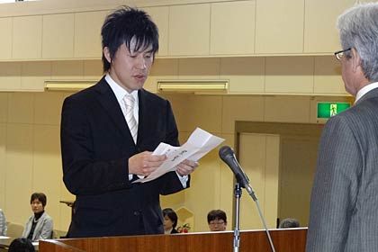 新入生代表で宣誓する若林さん