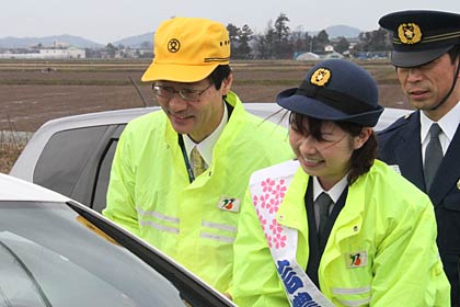  春の全国交通安全運動初日の6日、燕市交通安全対策協議会が分水おいらん道中で「信濃太夫」を務める上田さんを一日交通課長に任命して特別街頭指導、左から鈴木市長、上田さん、中村燕署長