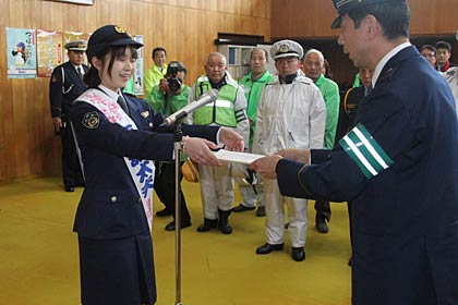  中村署長から一日交通課長の任命状を受ける上田さん