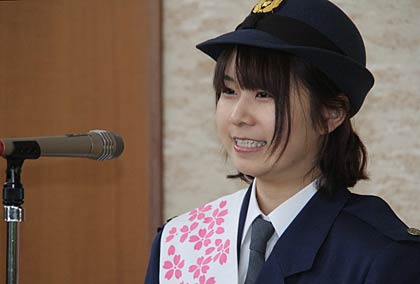 りりしい女性警察官の制服であいさつする上田さん