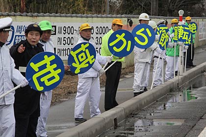 街頭指導所の向川でも「地域から飲酒運転根絶」のプラカードを掲げてドライバーに安全運転を呼びかけ