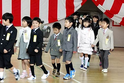 手をつないで入場する1年生