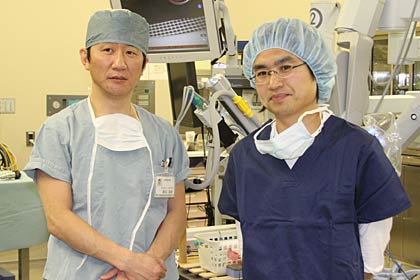 支援ロボットの技術認定を受けた渡辺竜助医師(左)と金子公亮医師(右)