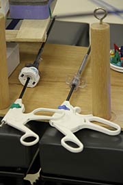 従来の腹腔鏡下手術に使われる器具