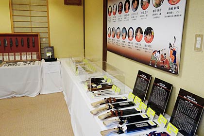 高志の宿「高島屋」で30日まで開かれている「越後三条鍛冶集団」の越後三条打刃物の展示即売