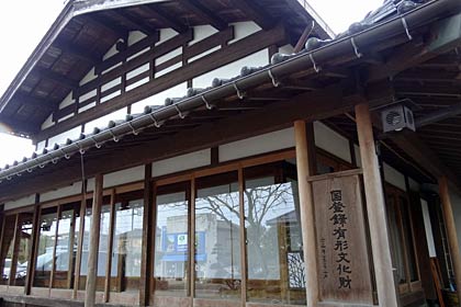会場の高島ギャラリーは国登録有形文化財の建物の一角にある