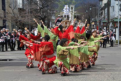 弥彦駅前で弥彦よさこい「添弥」