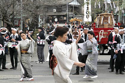  弥彦駅前で芸妓手踊り