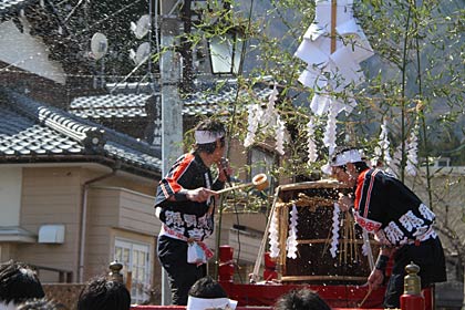 湯引き車の上かもひしゃくで神湯をかける