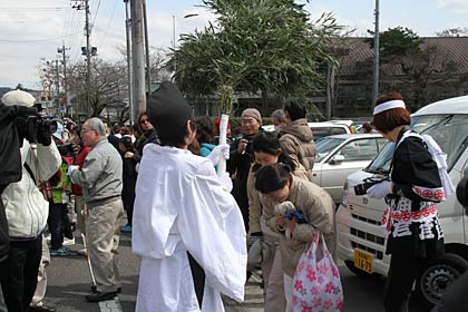 ササを振って神湯をかける