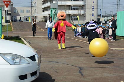アンパンマンとバイキンマンも登場し、ボールを追いかけて道路に飛び出したバイキンマンが車にひかれそうになる寸劇も