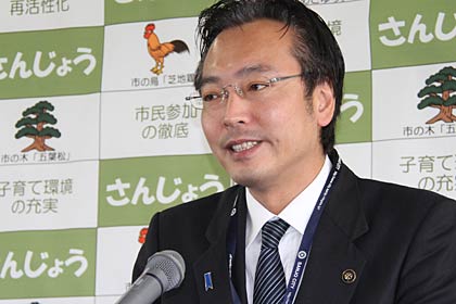 定例会見を行う国定三条市長