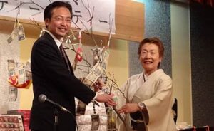 国定三条市長にまゆ玉に下がった善意18万円余りを手渡すスナックマンマの五十嵐さん